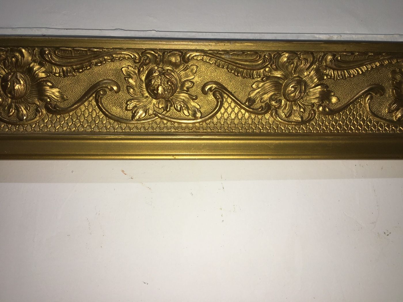 Cornice Antica In Stile Liberty Con Decorazioni In Rilievo E Doratura