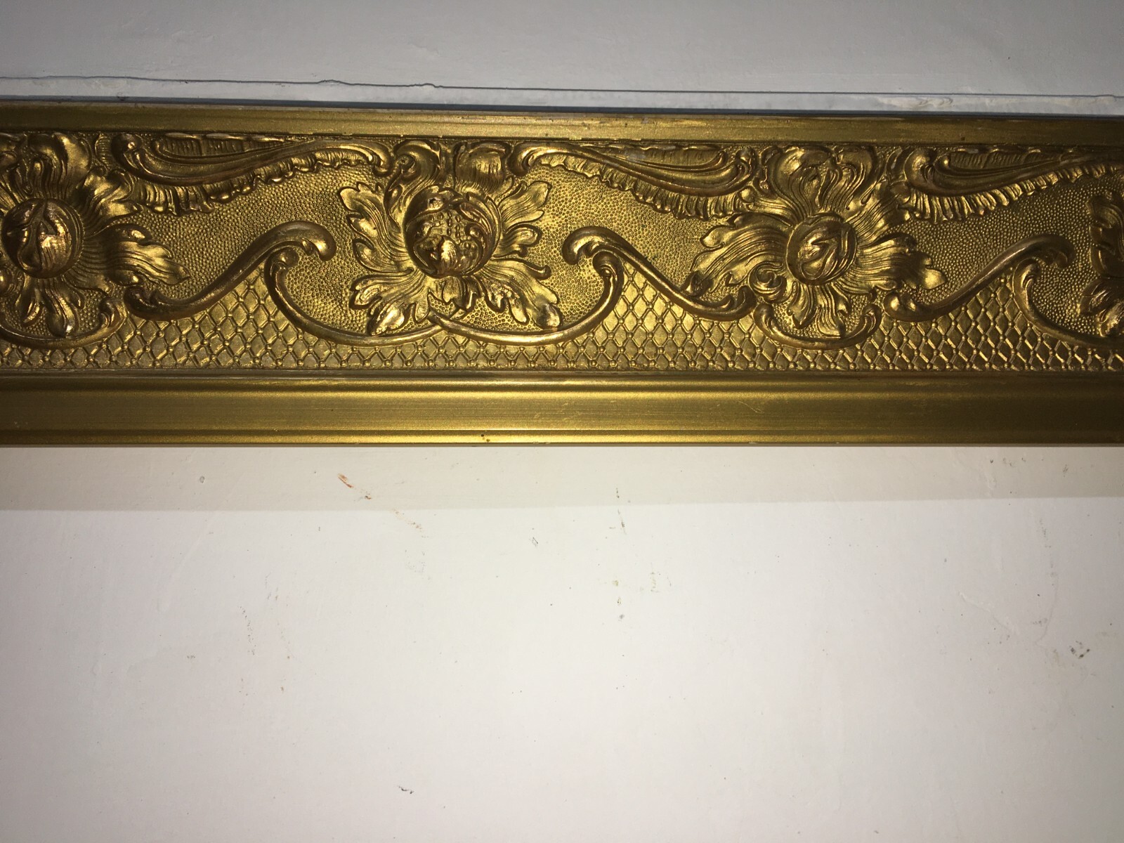 Cornice Antica In Stile Liberty Con Decorazioni In Rilievo E Doratura