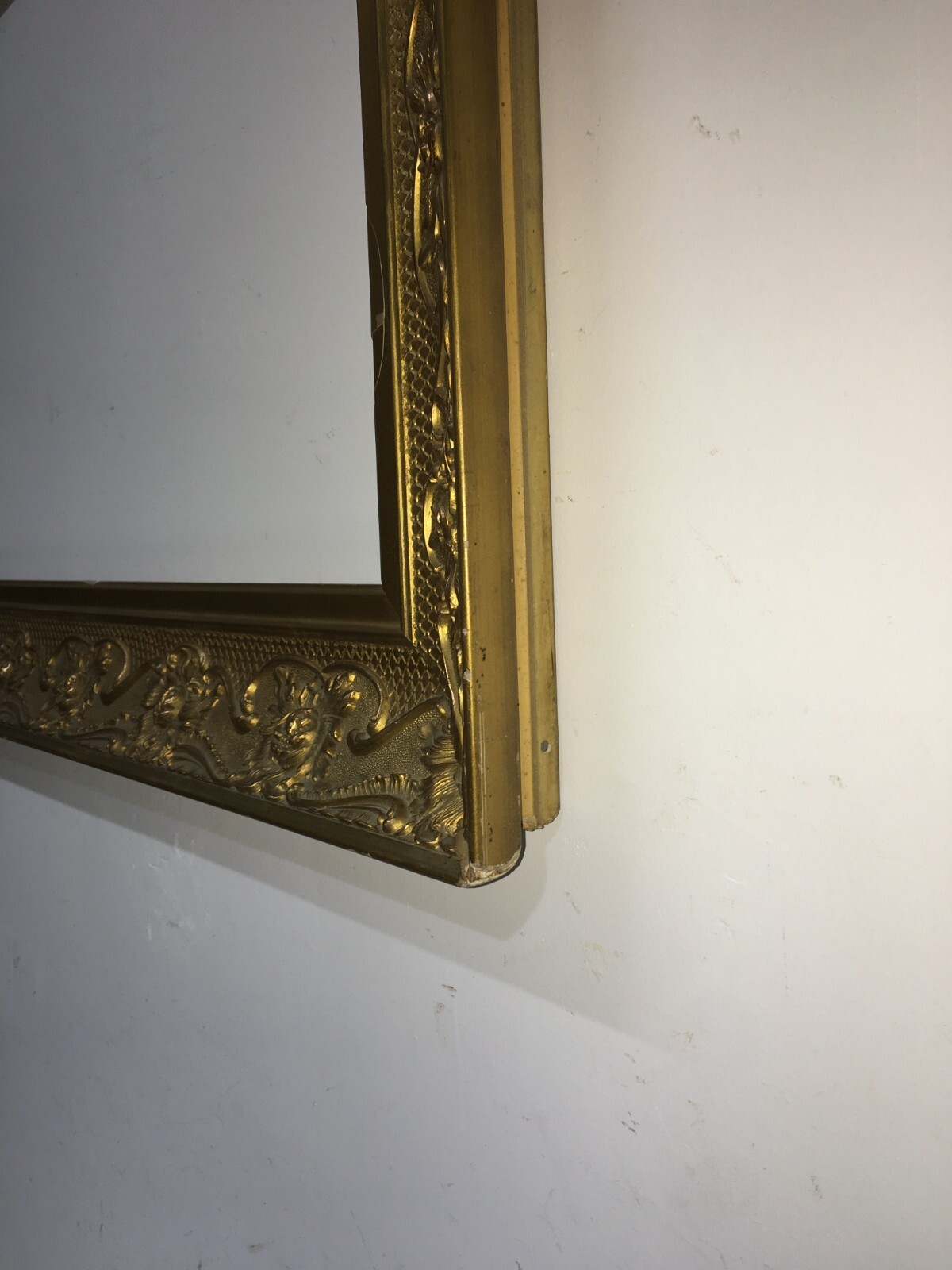 Cornice Antica In Stile Liberty Con Decorazioni In Rilievo E Doratura