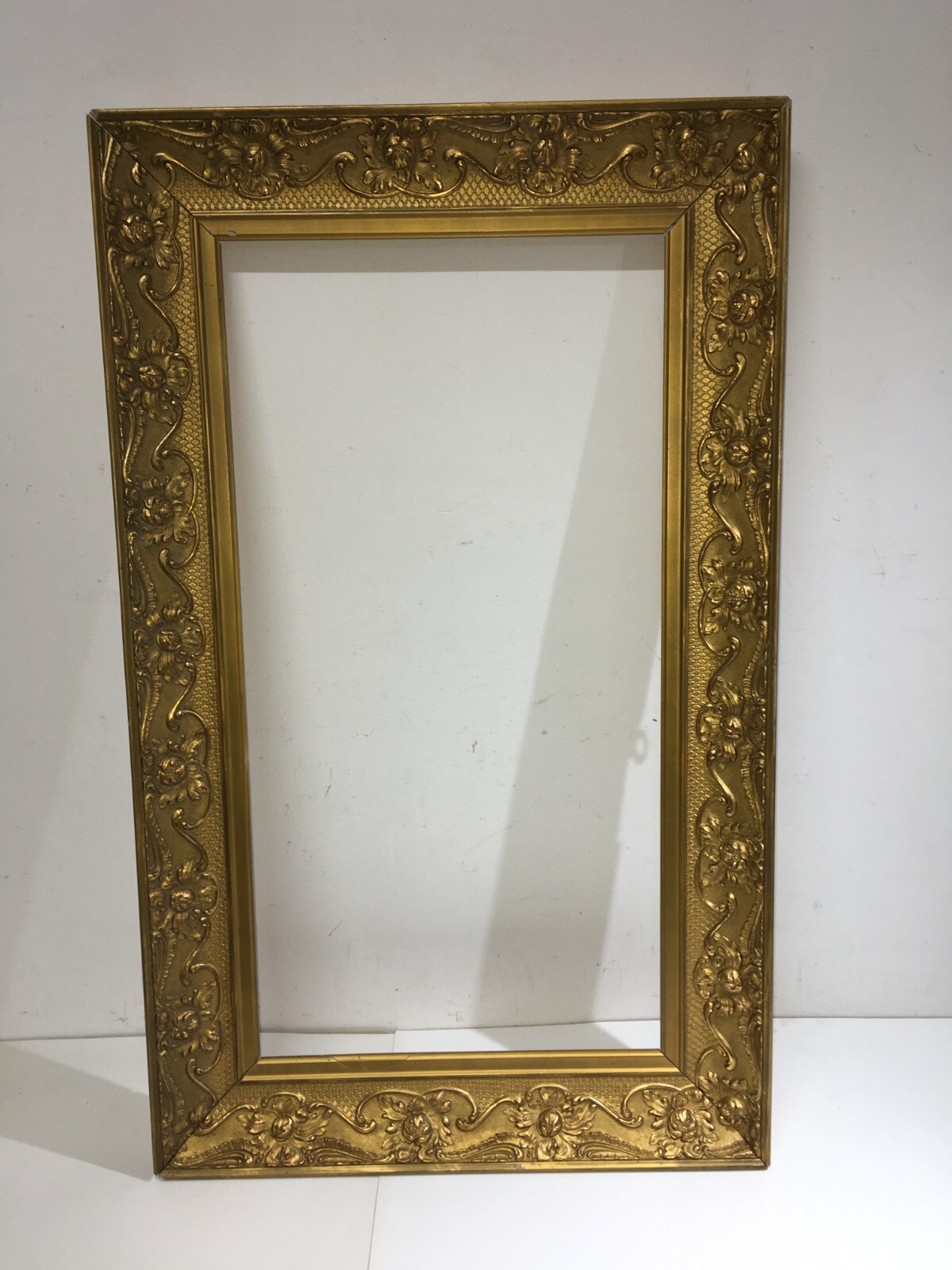 Cornice Antica In Stile Liberty Con Decorazioni In Rilievo E Doratura