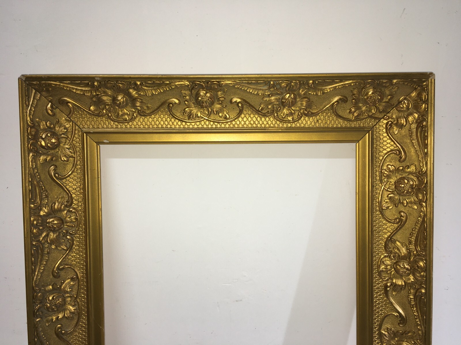 Cornice Antica In Stile Liberty Con Decorazioni In Rilievo E Doratura