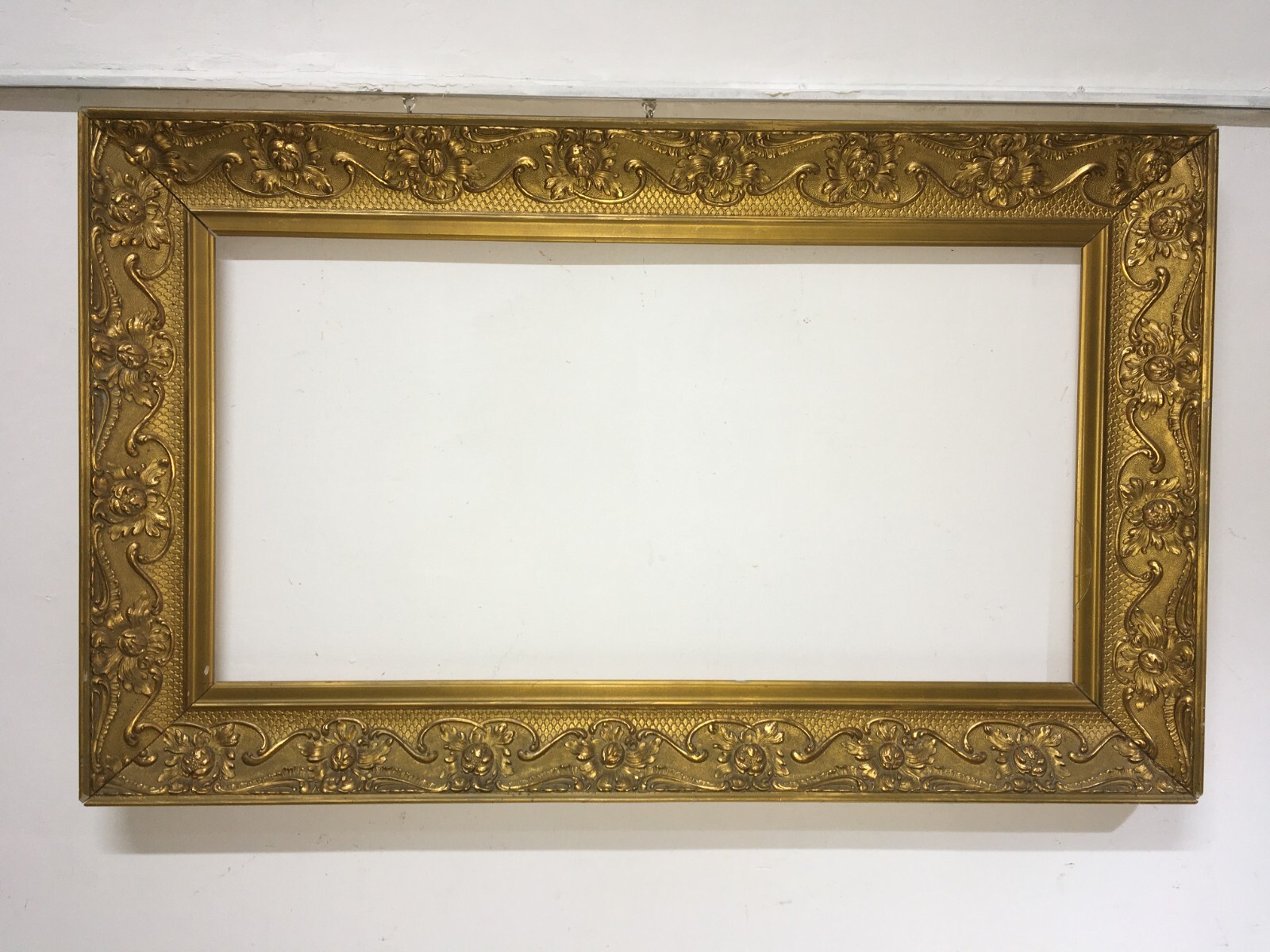 Cornice Antica In Stile Liberty Con Decorazioni In Rilievo E Doratura
