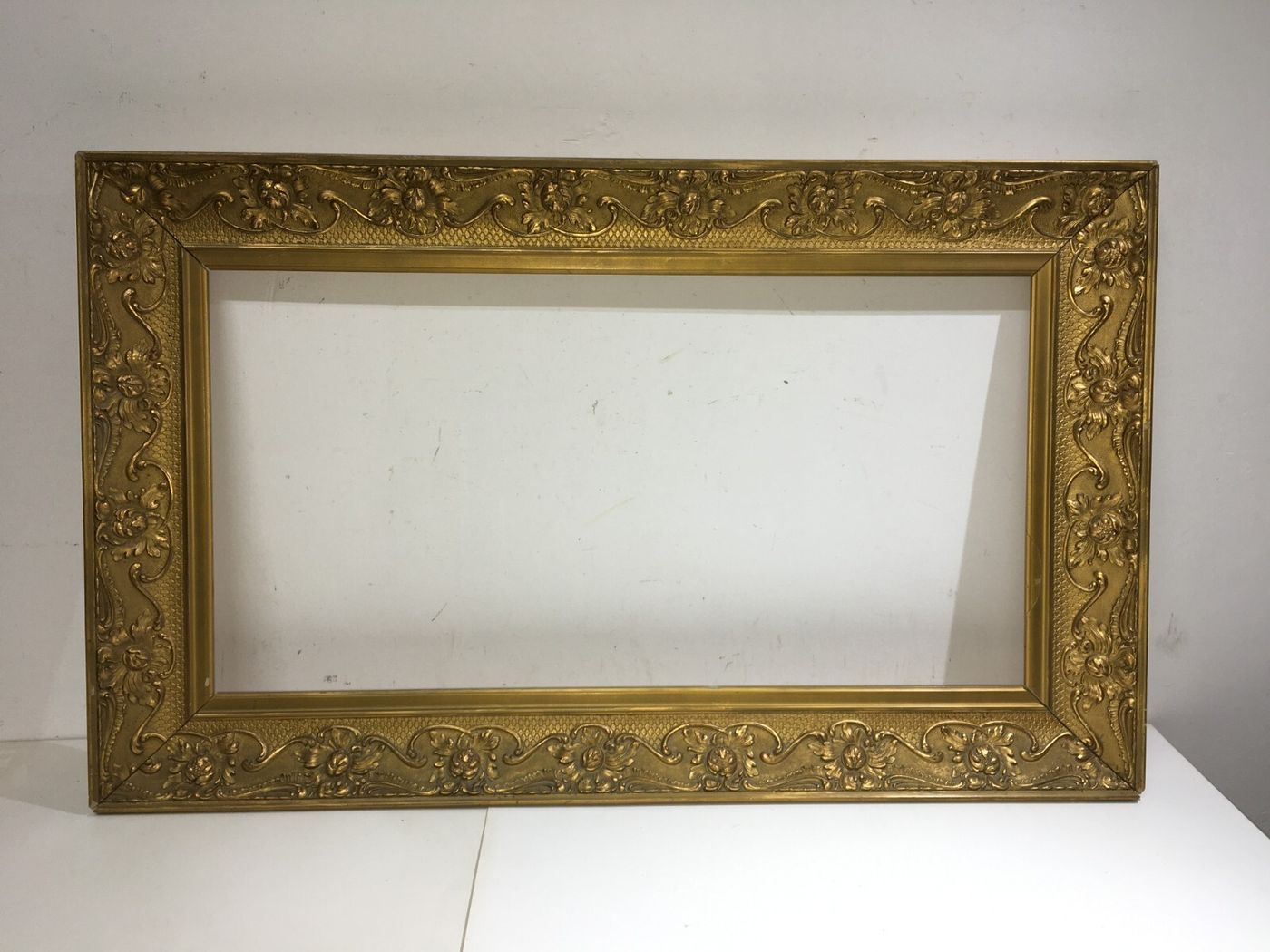 Cornice Antica In Stile Liberty Con Decorazioni In Rilievo E Doratura