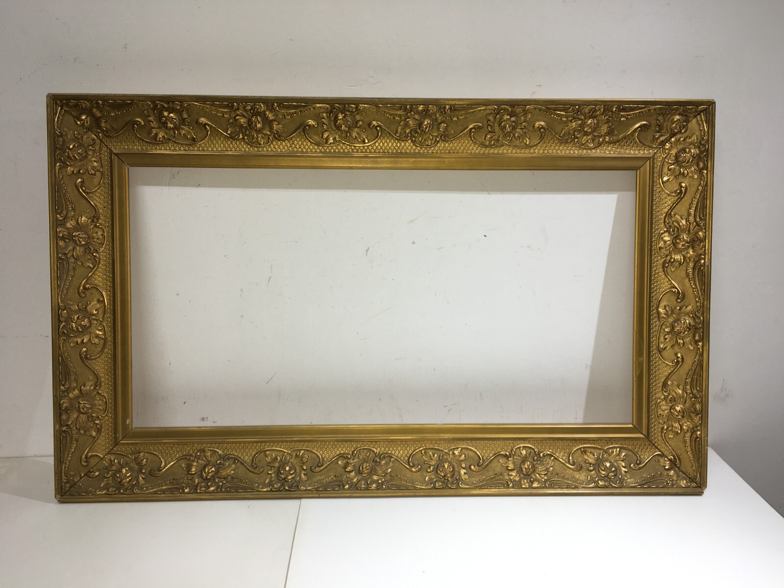Cornice Antica In Stile Liberty Con Decorazioni In Rilievo E Doratura
