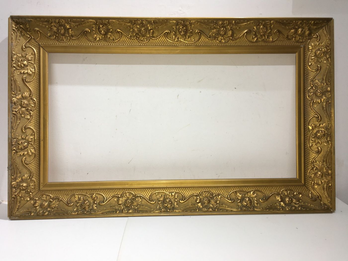 Antica Cornice Con Artistica Lavorazione E Vivace Doratura Per Opere d'Arte O Specchio