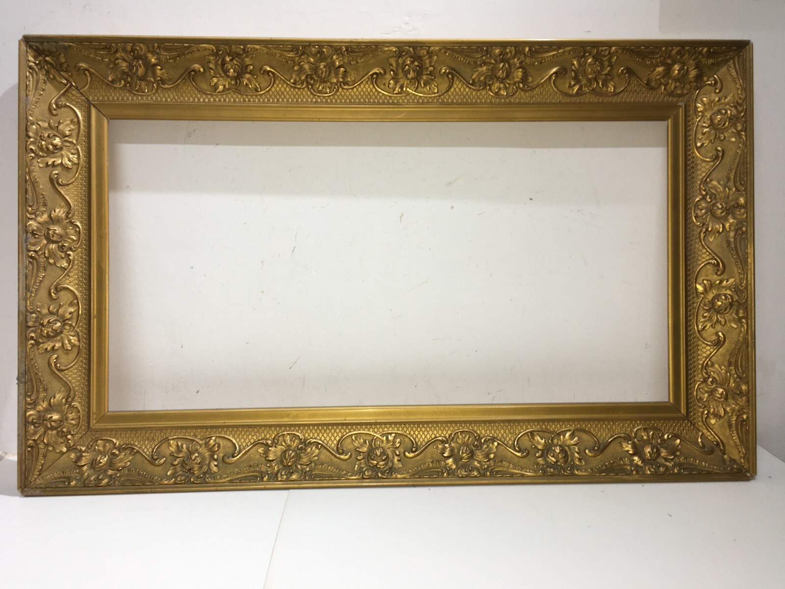 Antica Cornice Con Artistica Lavorazione E Vivace Doratura Per Opere d'Arte O Specchio