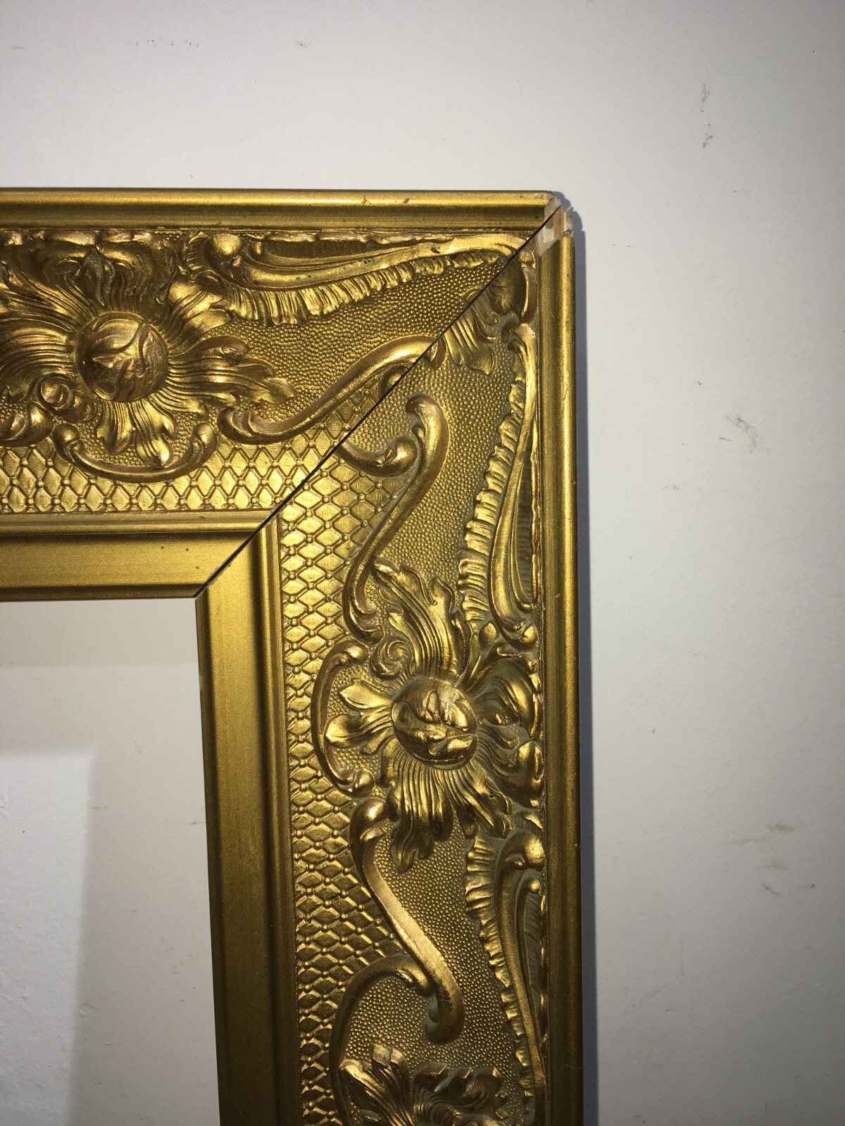 Antica Cornice Con Artistica Lavorazione E Vivace Doratura Per Opere d'Arte O Specchio
