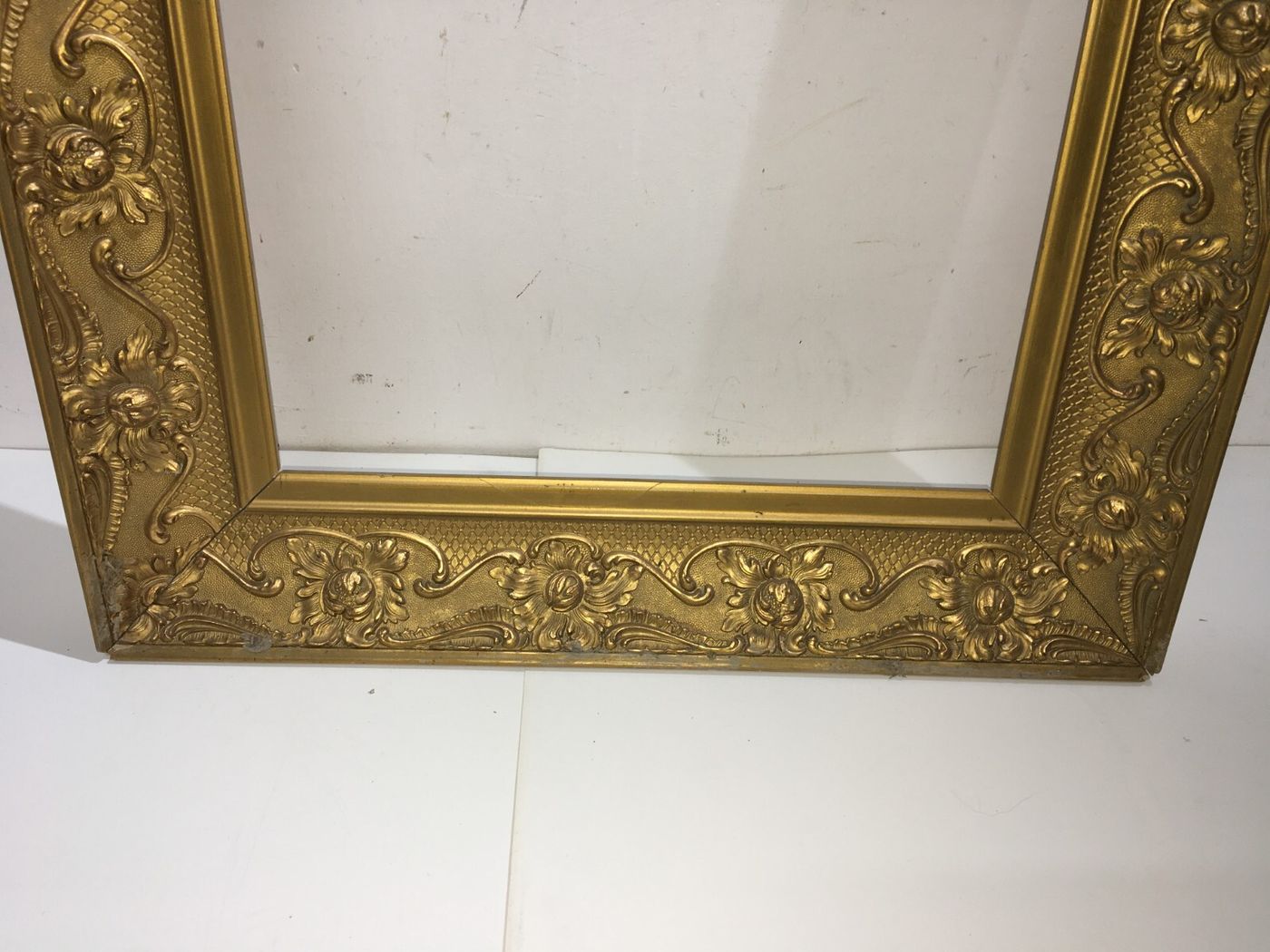 Antica Cornice Con Artistica Lavorazione E Vivace Doratura Per Opere d'Arte O Specchio