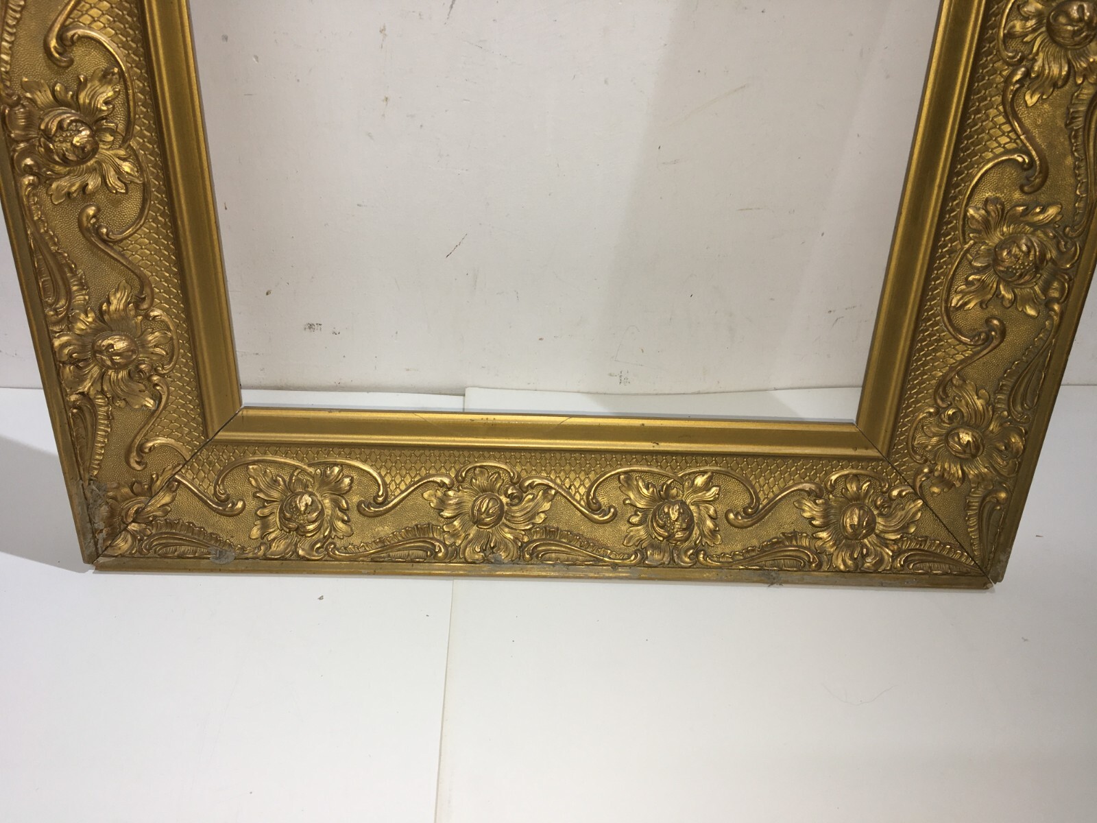 Antica Cornice Con Artistica Lavorazione E Vivace Doratura Per Opere d'Arte O Specchio