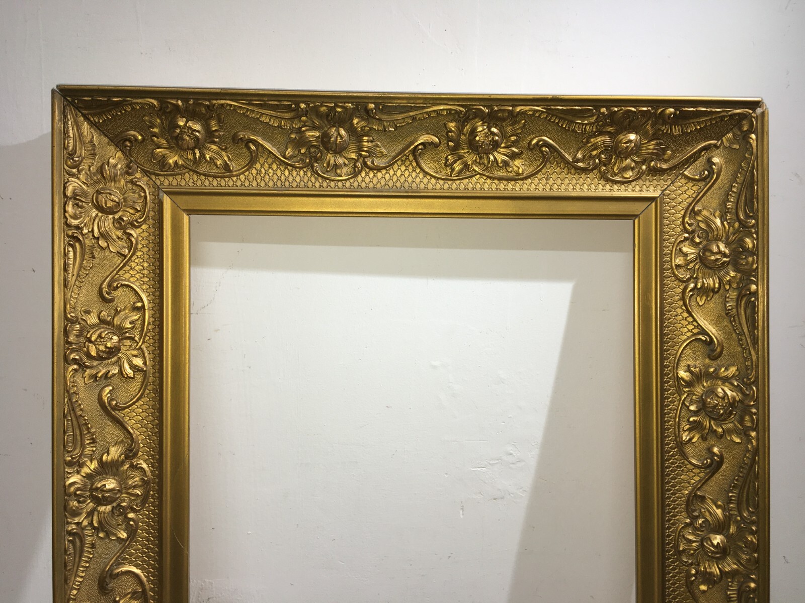 Antica Cornice Con Artistica Lavorazione E Vivace Doratura Per Opere d'Arte O Specchio