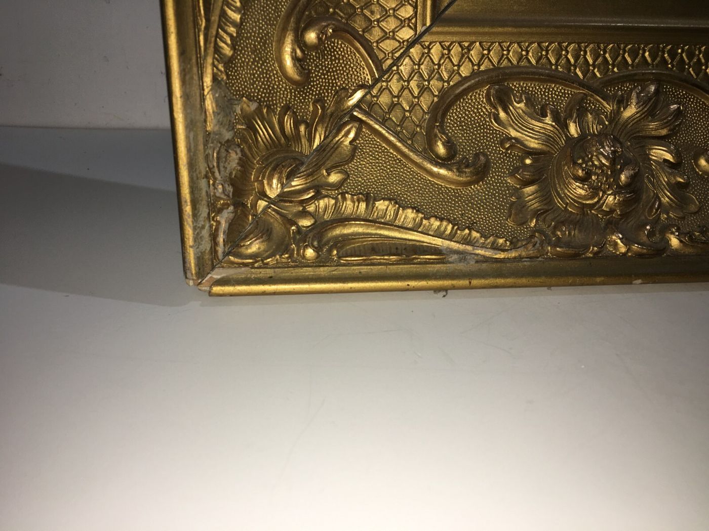 Antica Cornice Con Artistica Lavorazione E Vivace Doratura Per Opere d'Arte O Specchio