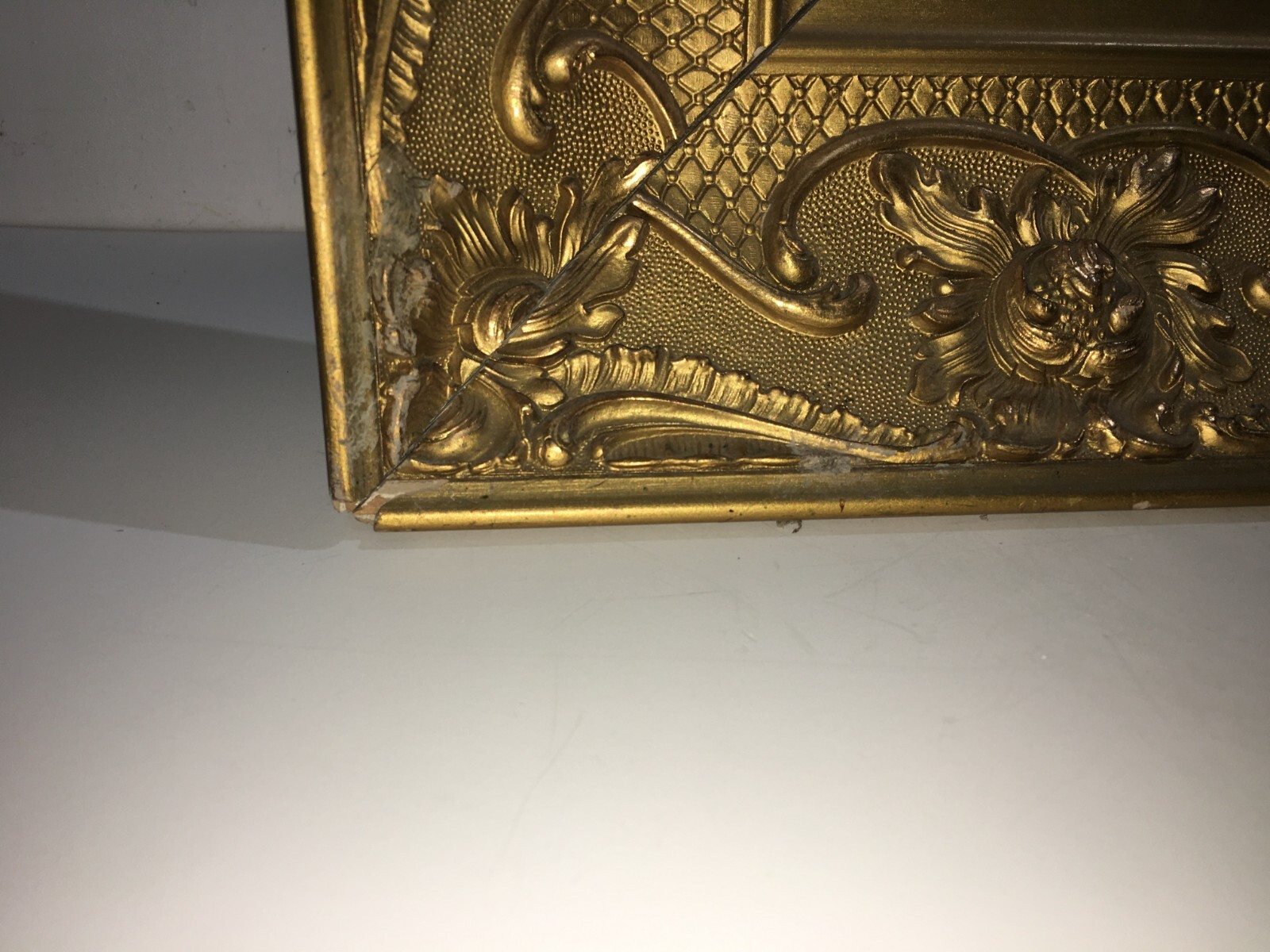 Antica Cornice Con Artistica Lavorazione E Vivace Doratura Per Opere d'Arte O Specchio