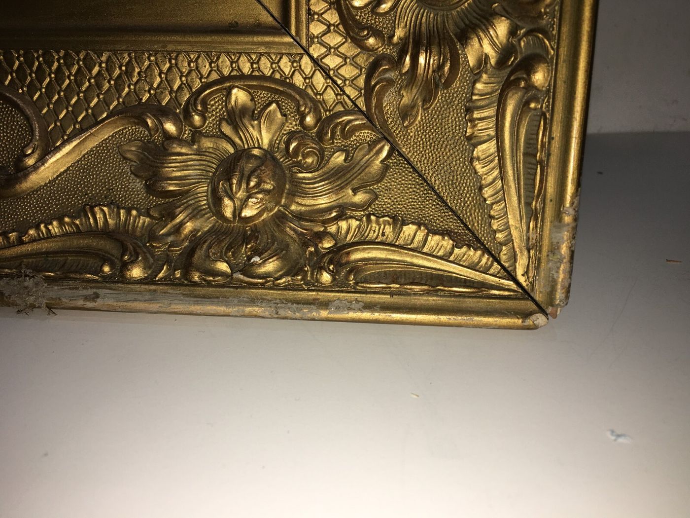 Antica Cornice Con Artistica Lavorazione E Vivace Doratura Per Opere d'Arte O Specchio