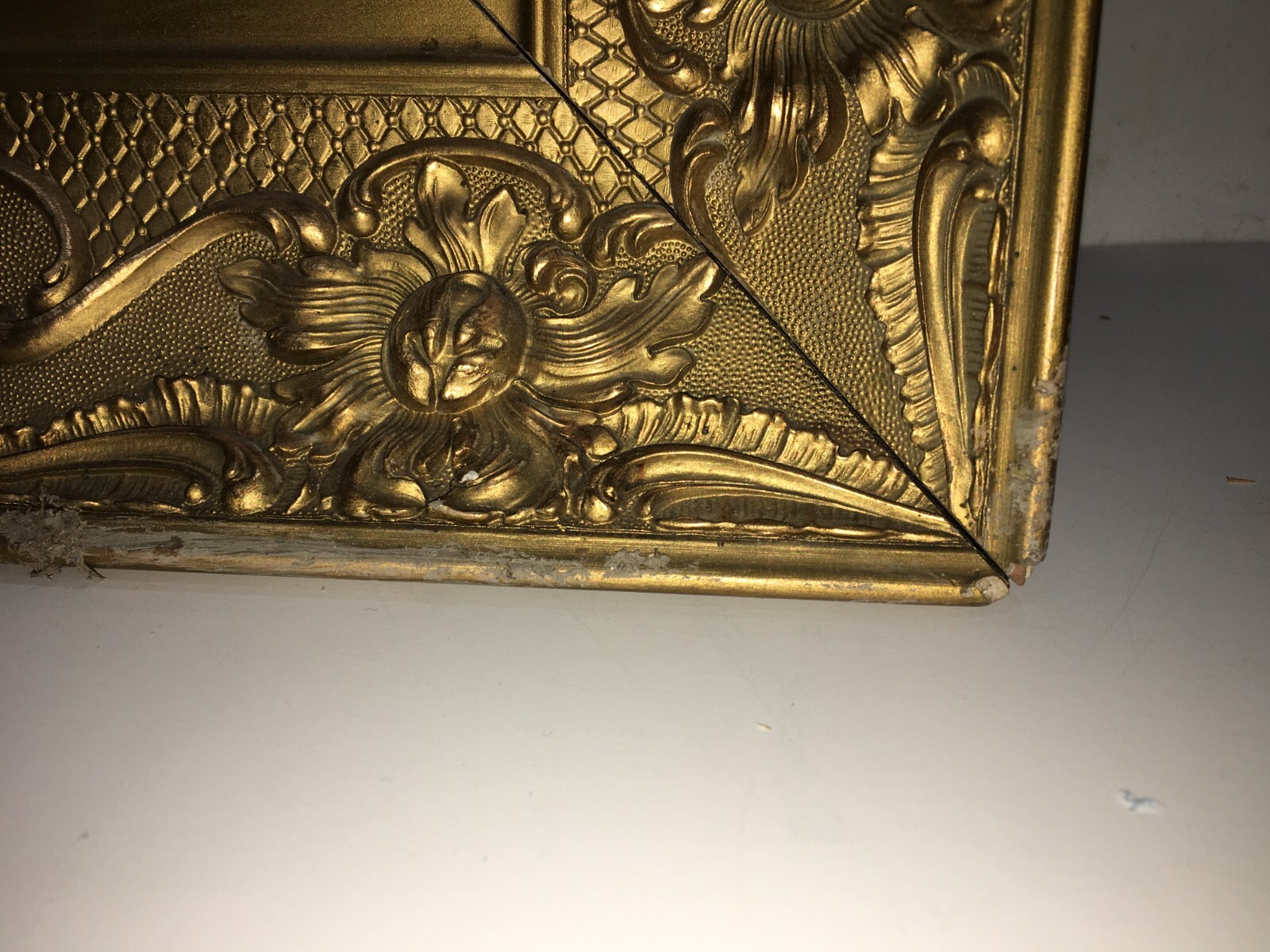 Antica Cornice Con Artistica Lavorazione E Vivace Doratura Per Opere d'Arte O Specchio