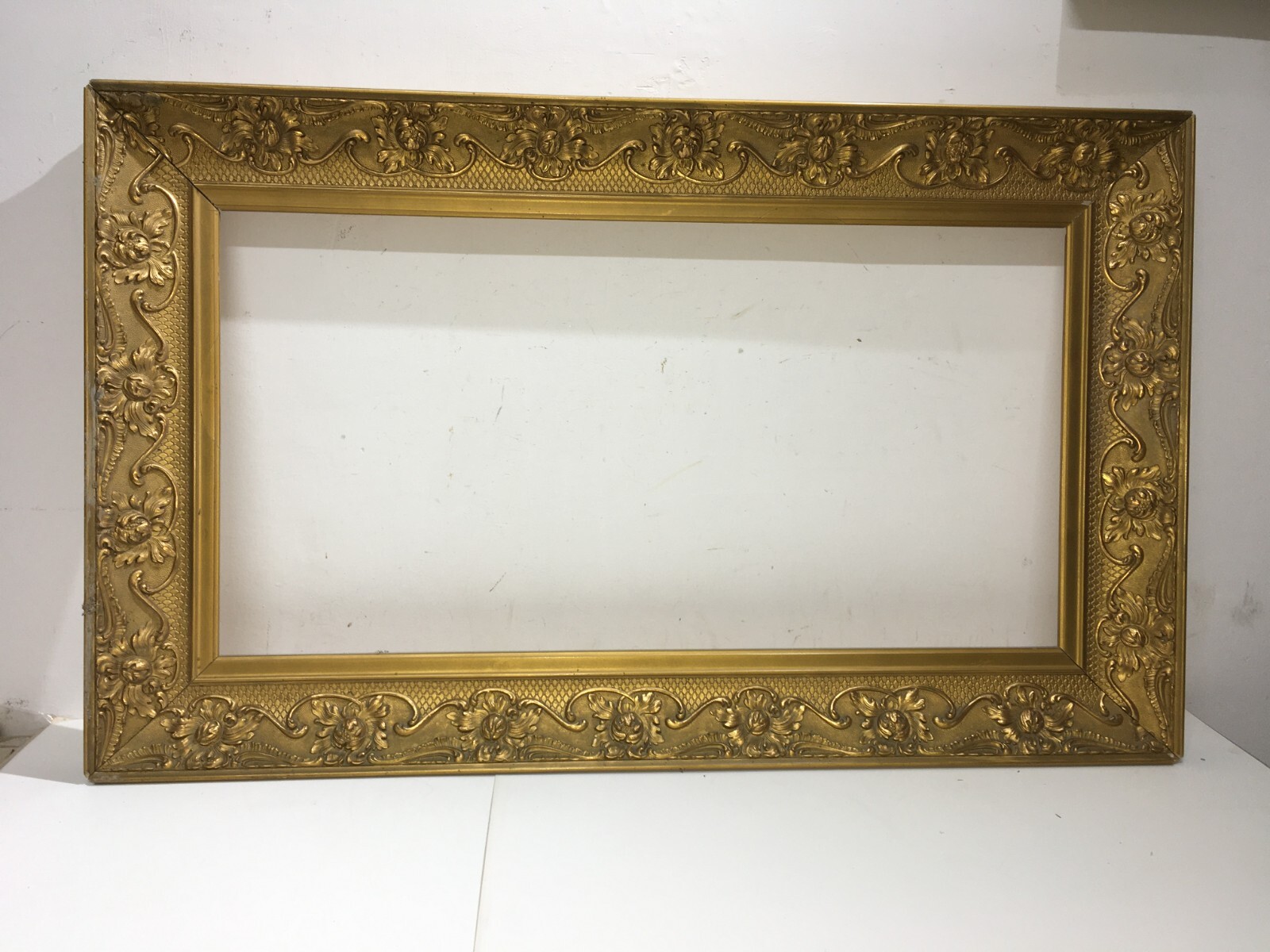 Antica Cornice Con Artistica Lavorazione E Vivace Doratura Per Opere d'Arte O Specchio