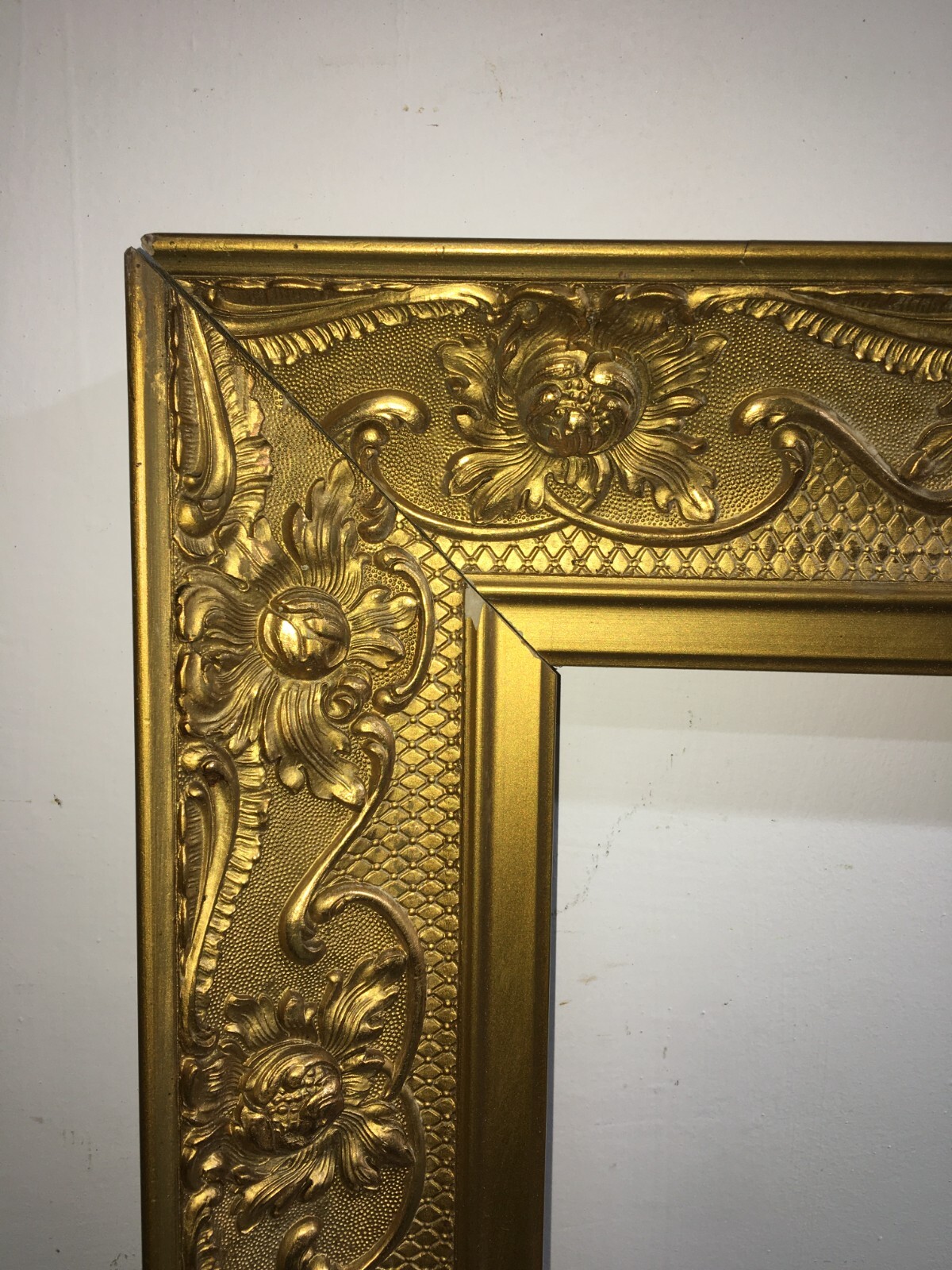 Antica Cornice Con Artistica Lavorazione E Vivace Doratura Per Opere d'Arte O Specchio