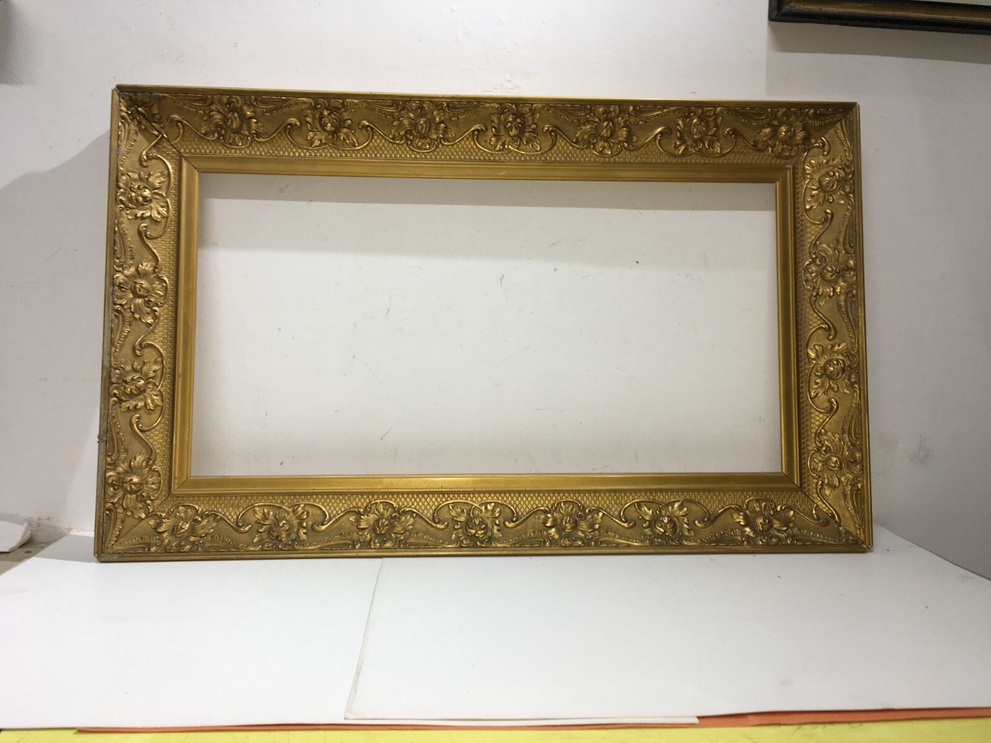 Antica Cornice Con Artistica Lavorazione E Vivace Doratura Per Opere d'Arte O Specchio