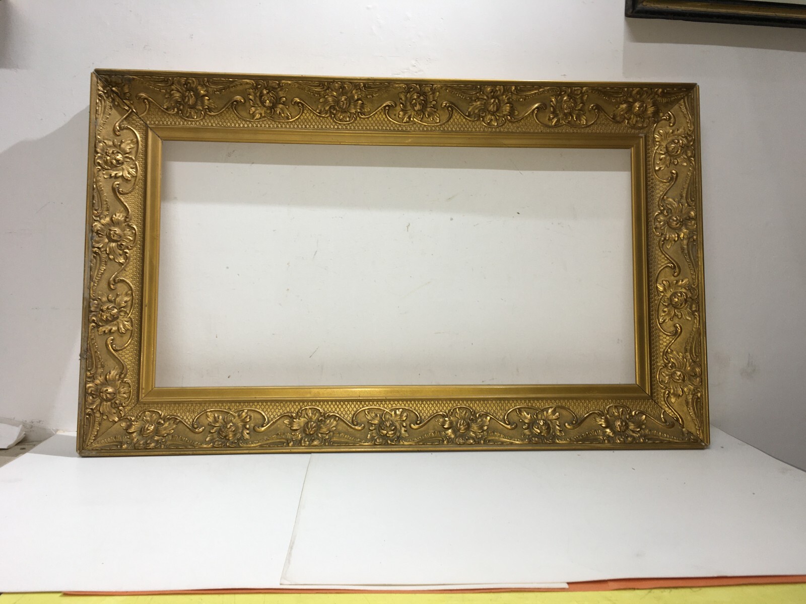 Antica Cornice Con Artistica Lavorazione E Vivace Doratura Per Opere d'Arte O Specchio