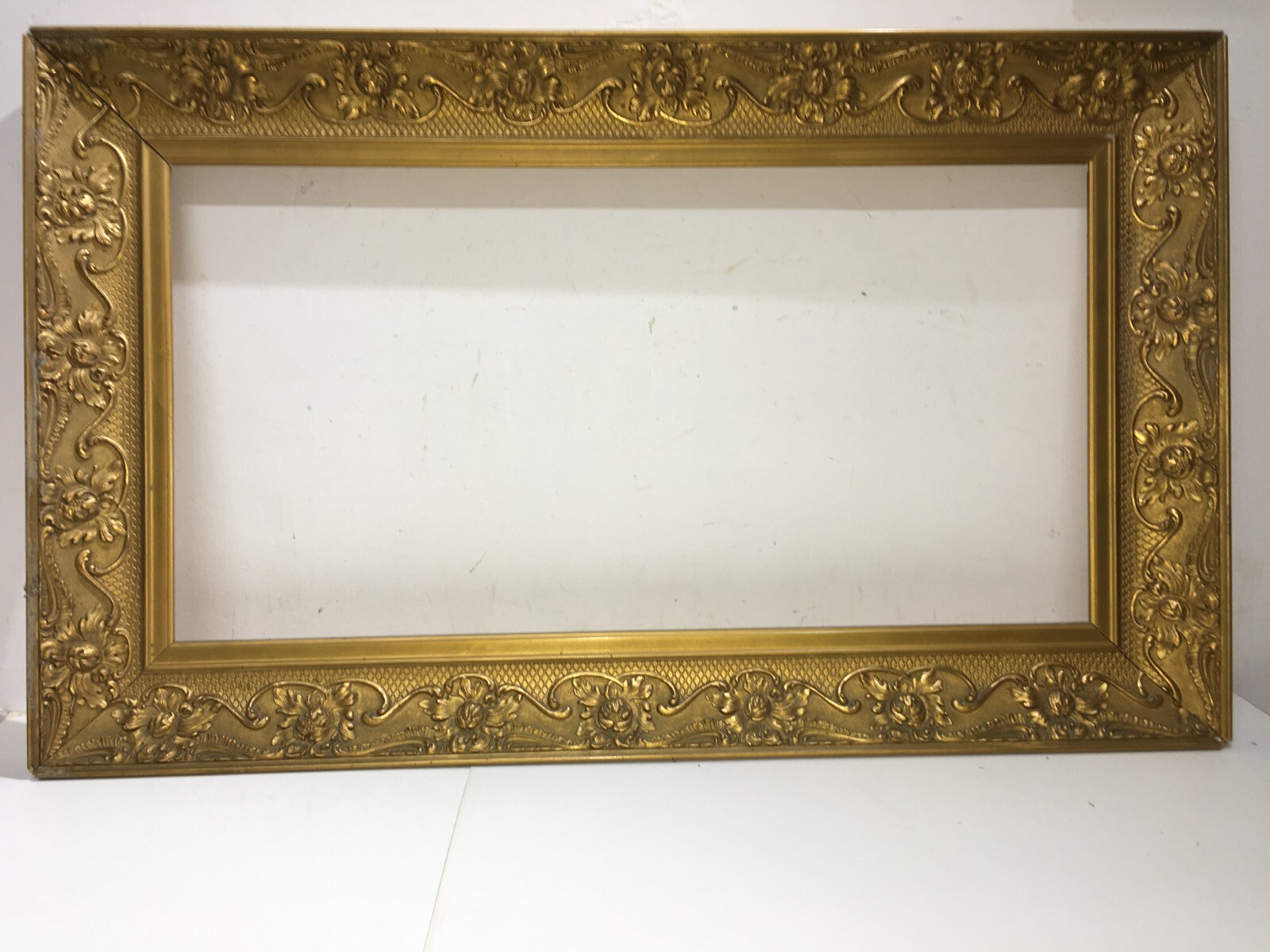 Antica Cornice Con Artistica Lavorazione E Vivace Doratura Per Opere d'Arte O Specchio