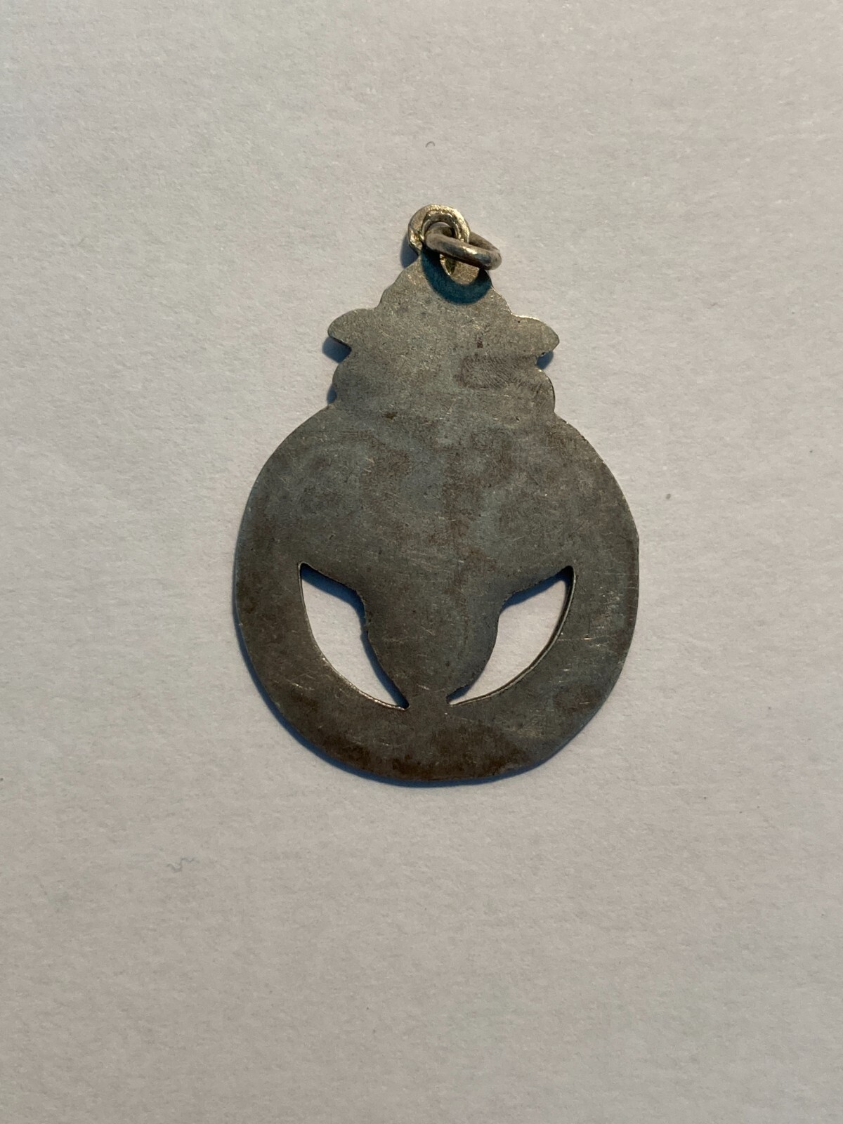 Antica Medaglia Pendente Con Angioletto, Edera E Decori Smaltati Policromi