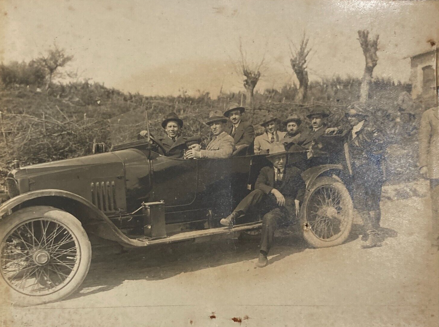 Automobilismo, Auto d'Epoca: Antica Foto Storica, Animata Veduta Con Automobile