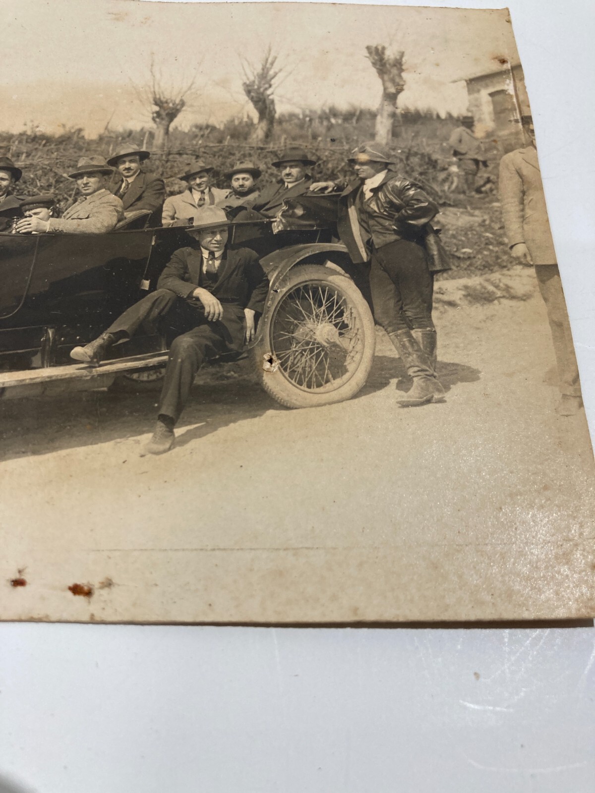 Automobilismo, Auto d'Epoca: Antica Foto Storica, Animata Veduta Con Automobile