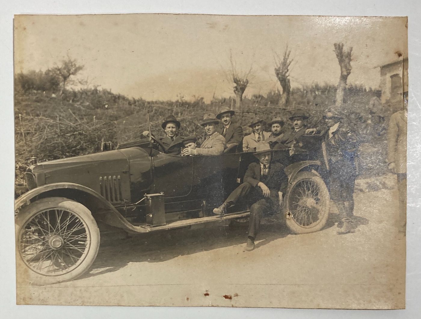Automobilismo, Auto d'Epoca: Antica Foto Storica, Animata Veduta Con Automobile
