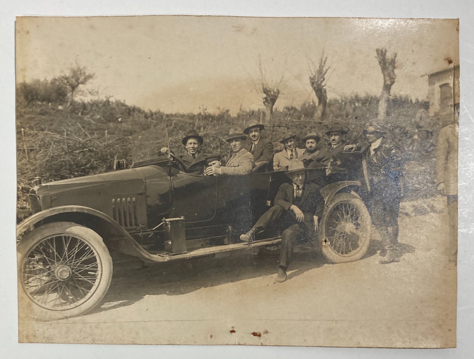 Automobilismo, Auto d'Epoca: Antica Foto Storica, Animata Veduta Con Automobile