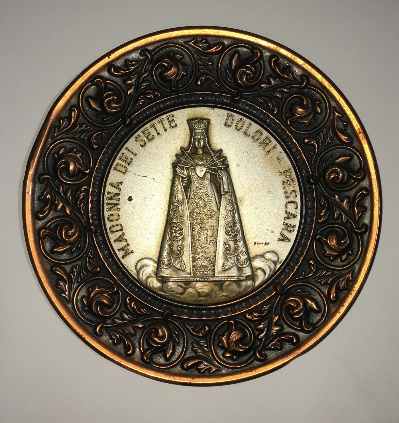 Abruzzo, Pescara: Iconografia Popolare Devozionale Dell'Addolorata, Piatto Decorativo A Sbalzo