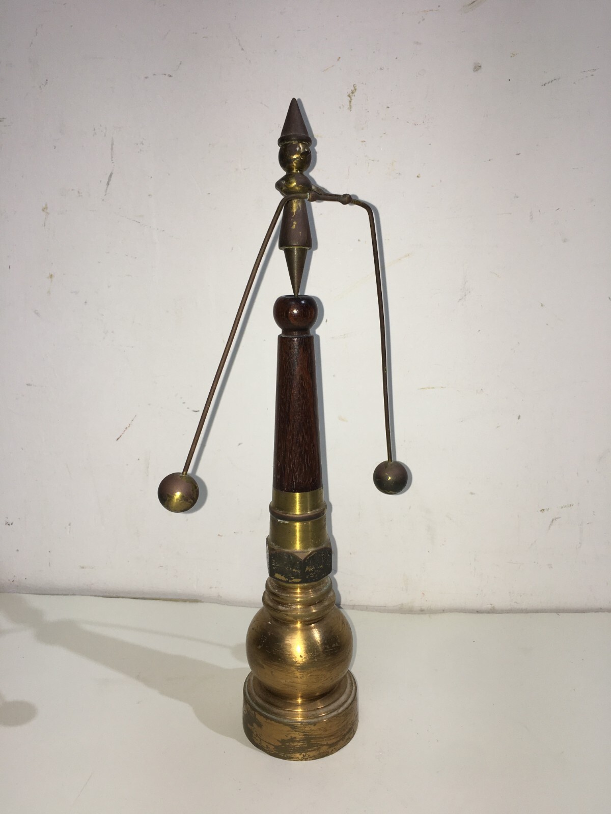 Pinocchio Equilibrista: Scultura Cinetica In Ottone E Legno
