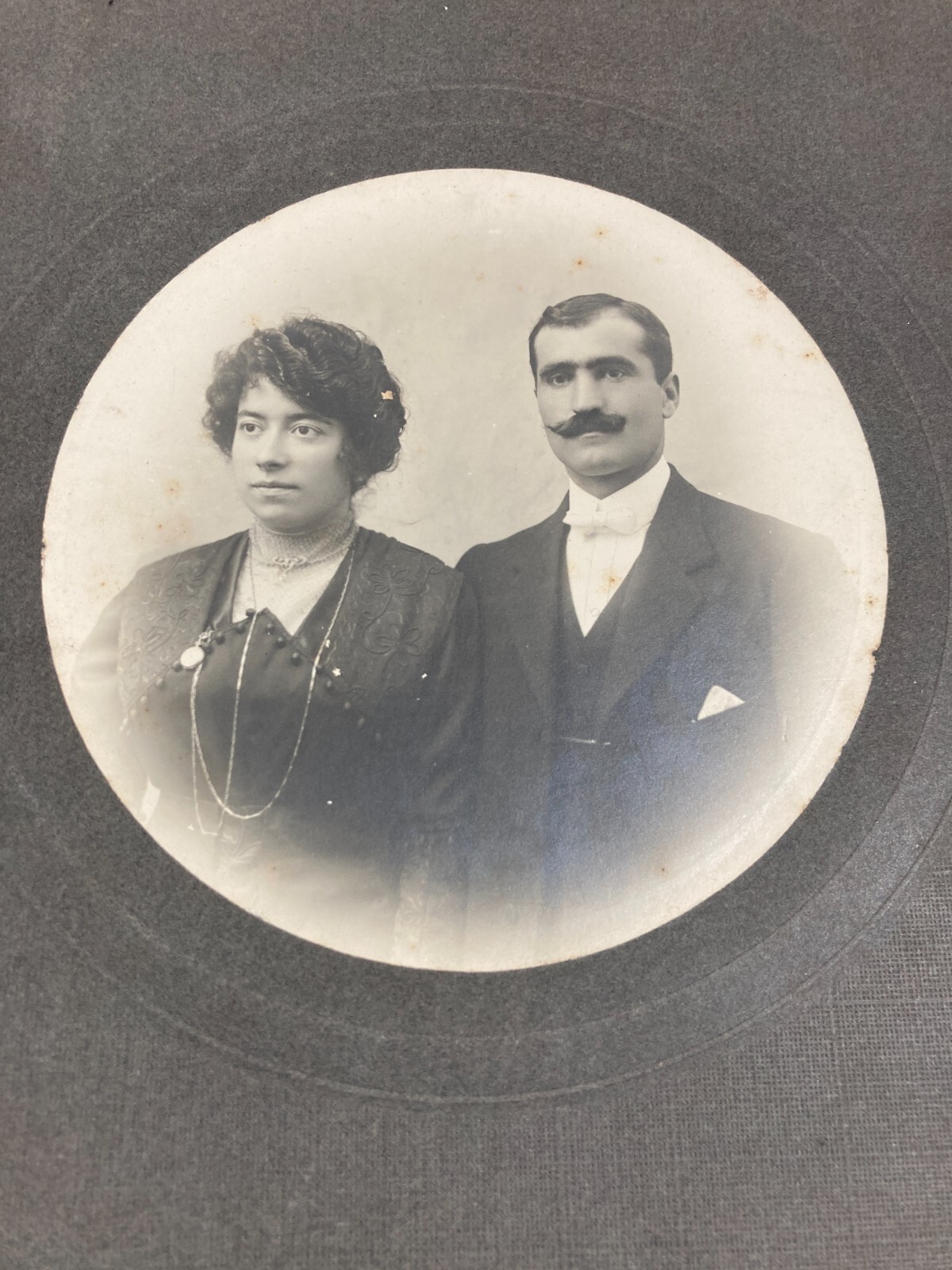 Fotografia Da Collezione: Ritratto d'Epoca Di Famiglia Aquilana, Studio Agamben