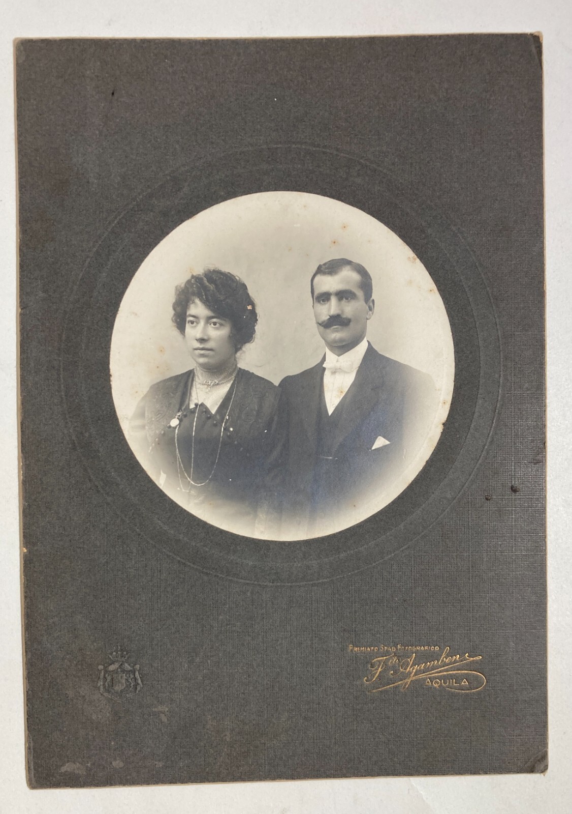 Fotografia Da Collezione: Ritratto d'Epoca Di Famiglia Aquilana, Studio Agamben