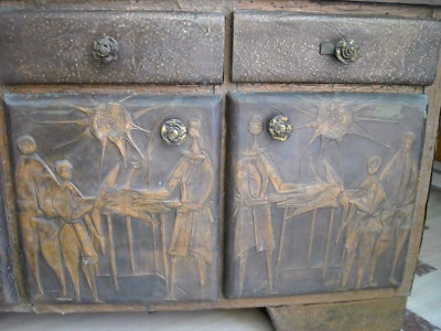 Mobile Credenza Artistica Con Applicazioni In Rame Sbalzato