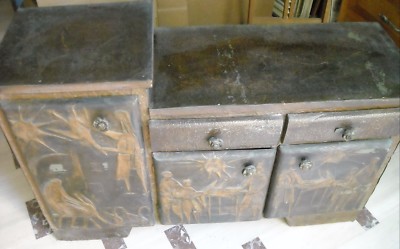 Mobile Credenza Artistica Con Applicazioni In Rame Sbalzato