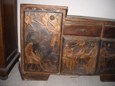 Mobile Credenza Artistica Con Applicazioni In Rame Sbalzato