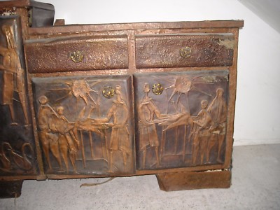 Mobile Credenza Artistica Con Applicazioni In Rame Sbalzato