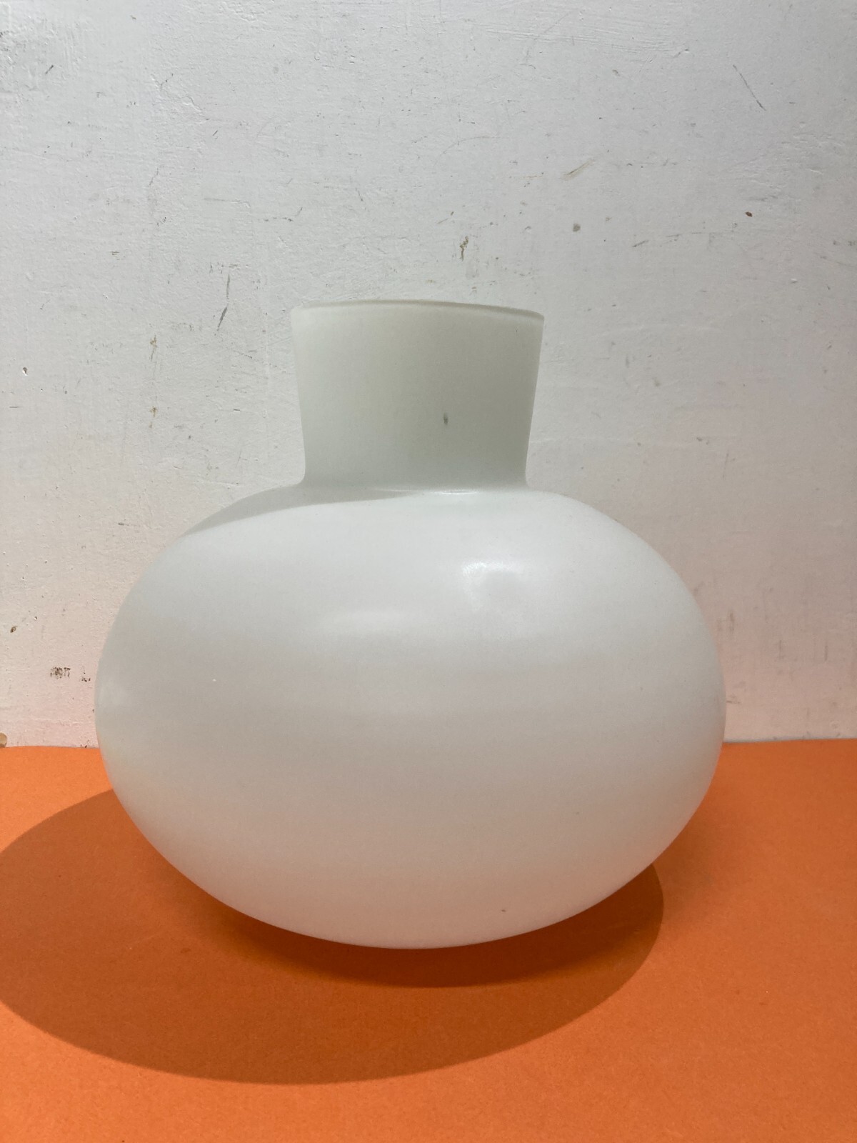 Modernariato, Design Decorativo: Vaso In Vetro Bianco Satinato