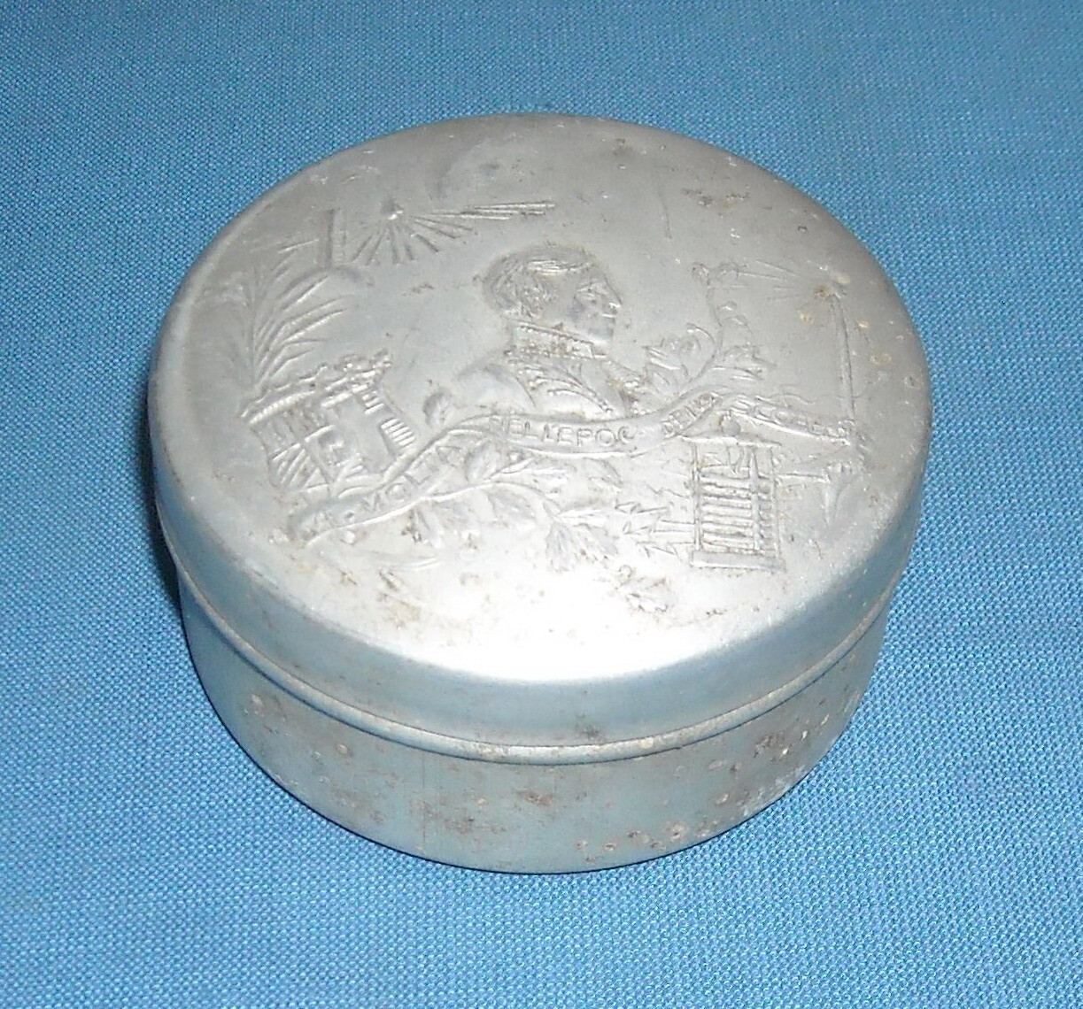 Alessandro Volta: Astuccio Commemorativo In Metallo Con Ritratto E Allegoria Araldica