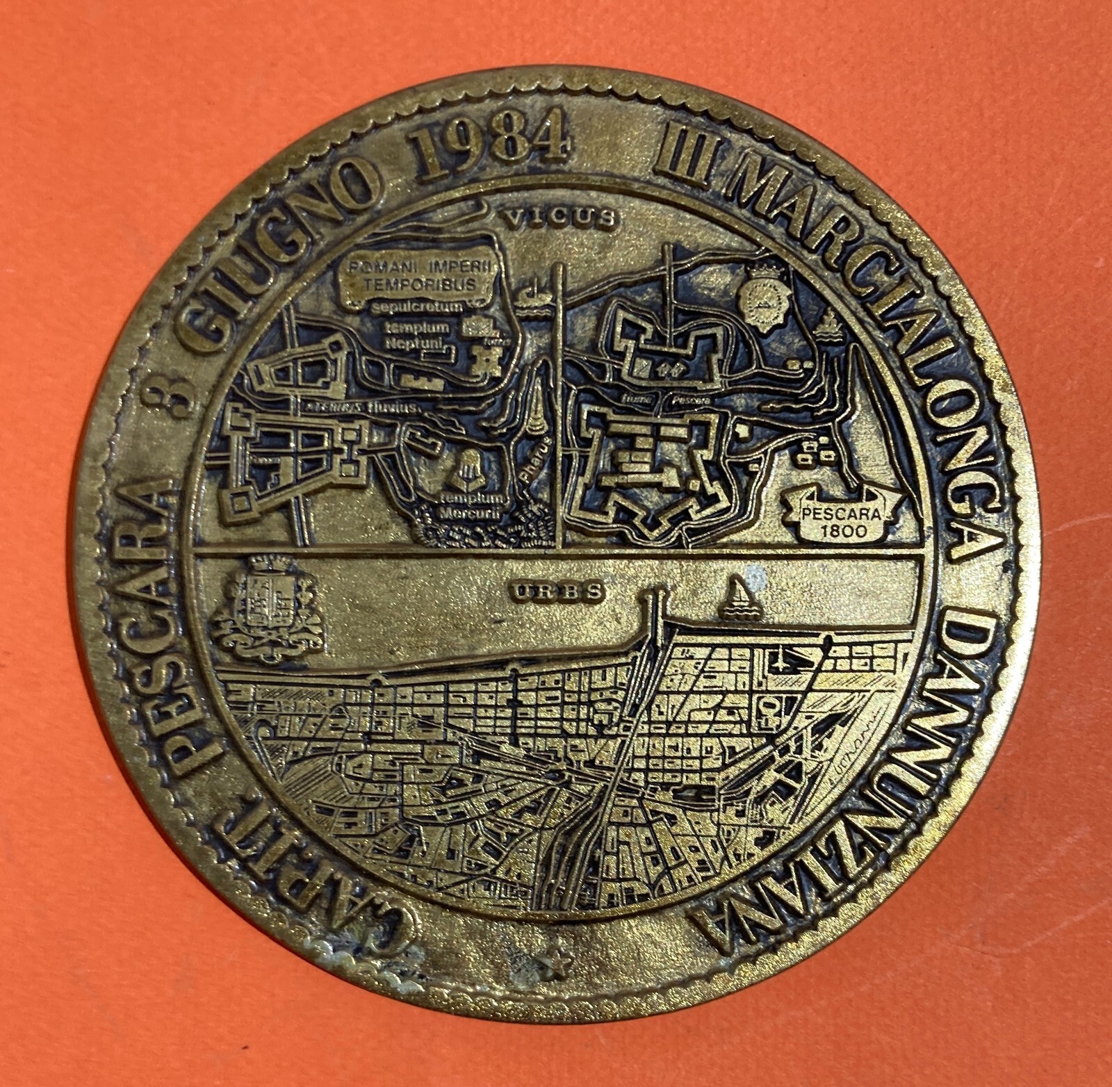 Abruzzo, Pescara: Sport Marcialonga Dannunziana, 1984. Placca Decorativa Con Pianta Della Città