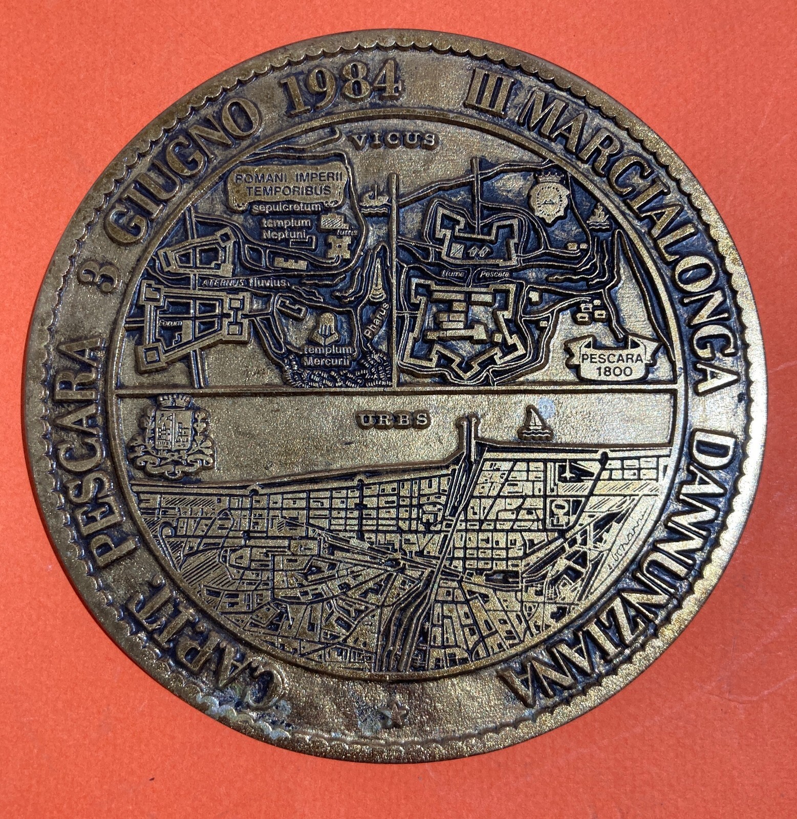 Abruzzo, Pescara: Sport Marcialonga Dannunziana, 1984. Placca Decorativa Con Pianta Della Città