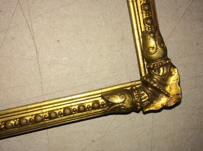 Cornice Dorata Del XIX Secolo In Legno Con Rilievi