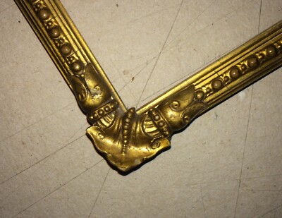 Cornice Dorata Del XIX Secolo In Legno Con Rilievi