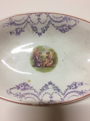 Piatto Ovale In Porcellana Con Decoro Floreale Liberty E Scena Mitologica