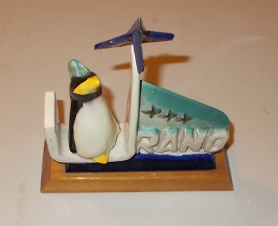 Soprammobile Pubblicitario: Scultura In Ceramica Con Pinguino E Aereo