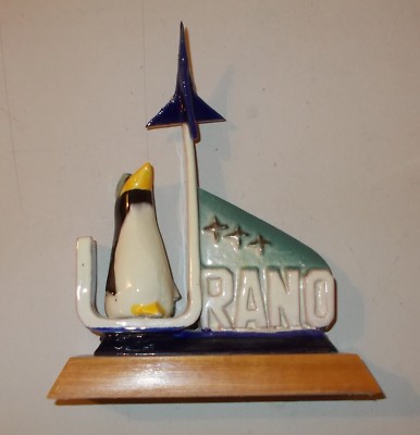 Soprammobile Pubblicitario: Scultura In Ceramica Con Pinguino E Aereo