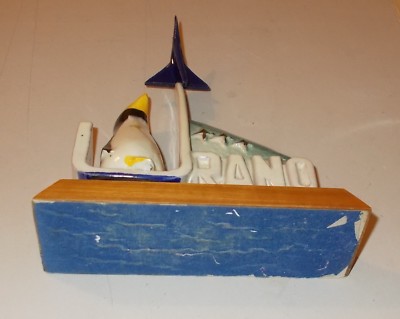 Soprammobile Pubblicitario: Scultura In Ceramica Con Pinguino E Aereo