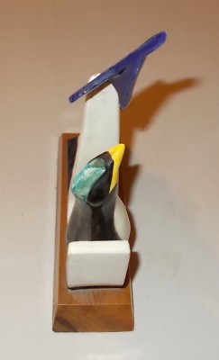 Soprammobile Pubblicitario: Scultura In Ceramica Con Pinguino E Aereo
