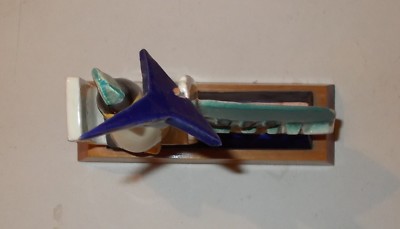 Soprammobile Pubblicitario: Scultura In Ceramica Con Pinguino E Aereo