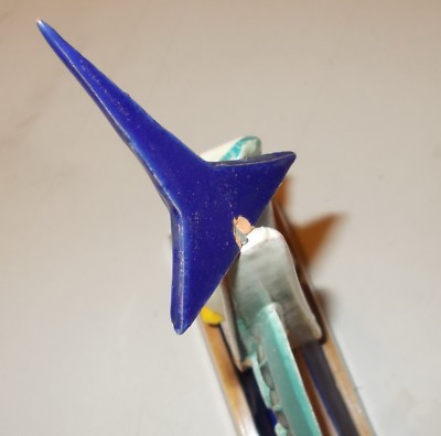 Soprammobile Pubblicitario: Scultura In Ceramica Con Pinguino E Aereo