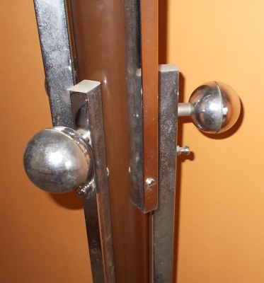 Modernariato: Piantana Porta Abiti Decorativa In Metallo Laccato E Cromato